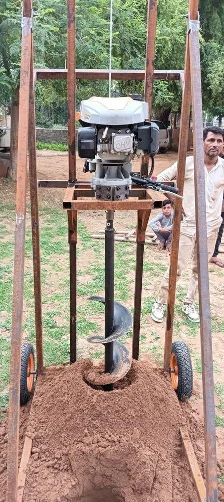 15 ફૂટ ઊંડાઈ 12 ઈંચ દૈયા 224 સીસી અર્થ ઓગર મશીન