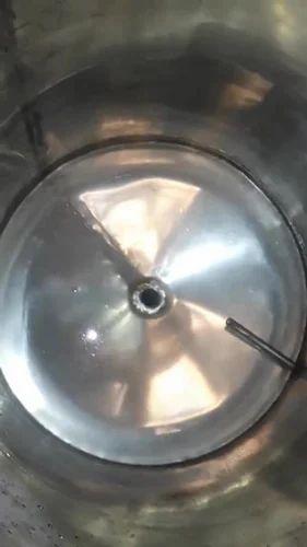 જડીબુટ્ટીઓ ઉકળતા વાસણ