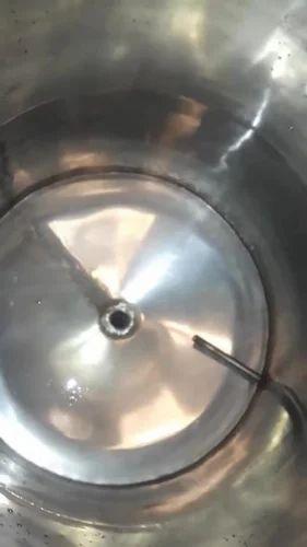 જડીબુટ્ટીઓ ઉકળતા વાસણ